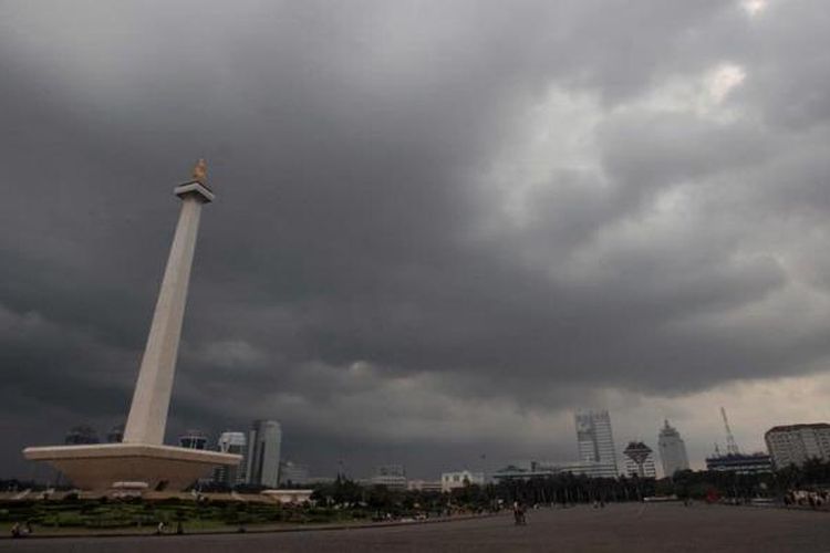 Mendung hitam menggelayut di atas langit di kawasan Monumen Nasional, Jakarta beberapa waktu lalu.
