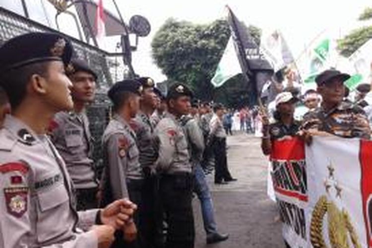 Sebanyak 500 personel polisi berjaga di depan Pengadilan Negeri Jakarta Selatan terkait adanya sidang praperadilan Komjen Pol Budi Gunawan, Senin (2/2/2015).