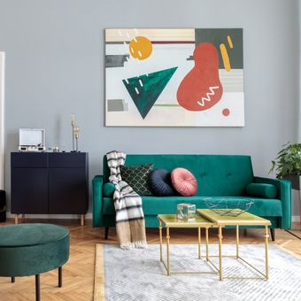 Ilustrasi ruang tamu bernuansa modern dengan sofa warna hijau. 