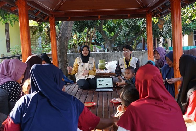 Tim KKN-PPM UGM memberikan edukasi kepada masyarakat di Desa Sugian dan Desa Labuhan Pandan, Kecamatan Sambelia, Kabupaten Lombok Timur, NTB.