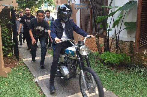 Sambil Naik Motor, Iqbaal 