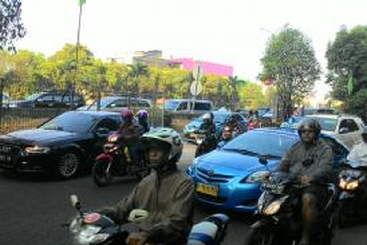 Kepadatan Jalan TB Simatupang, Cilandak, Jakarta Selatan, Rabu (5/8/2015) pagi.