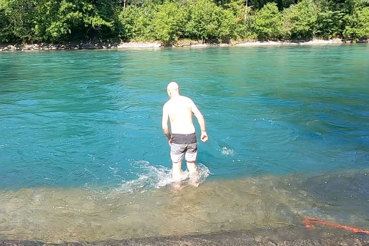 Seorang warga Swiss berenang di Schoenausteg, lokasi yang menurut polisi Bern, Swiss menjadi tempat anak Ridwan Kamil, Emmeril Kahn Mumtadz atau Erill (23) mulai berenang di Sungai Aare, Selasa (31/5/2022) siang waktu setempat. 