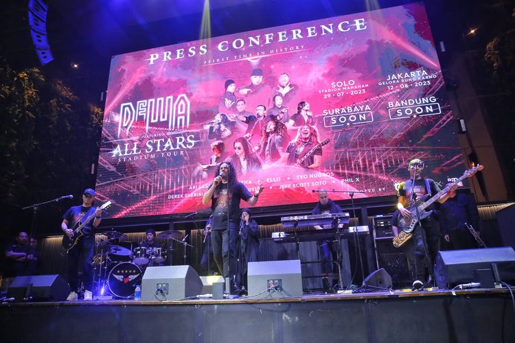 Grup band Dewa 19 tampil bersama Jeff Scott Soto membawakan lagu Bohemian Rhapsody sebelum dibawakan dalam Dewa 19 featuring All Stars Stadium Tour 2023 di empat kota di Indonesia.