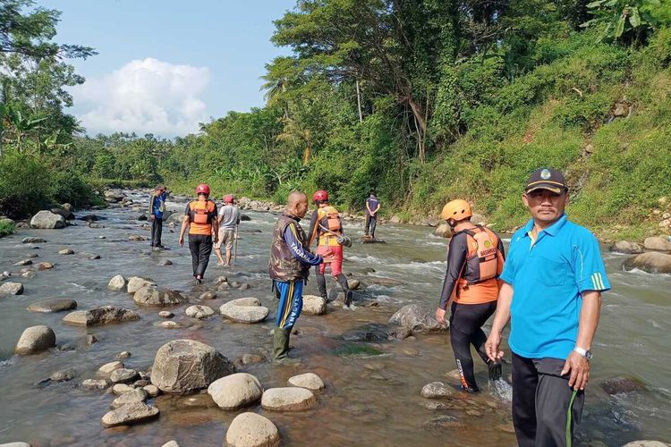 Caption: Petugas gabungan saat menyisir Sungai Bareng, Jumat (24/3/2023). Doc: Tagana