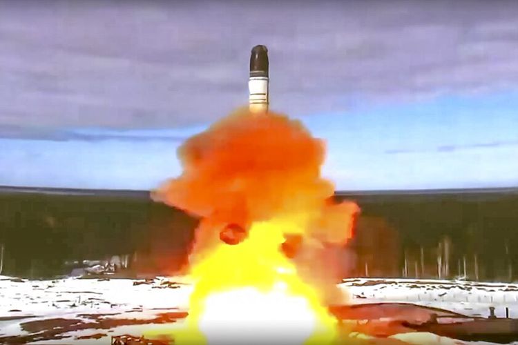 Dalam foto yang dirilis oleh Roscosmos Space Agency Press Service pada Rabu, 20 April 2022, rudal balistik antarbenua Sarmat diluncurkan dari Plesetsk di barat laut Rusia. 