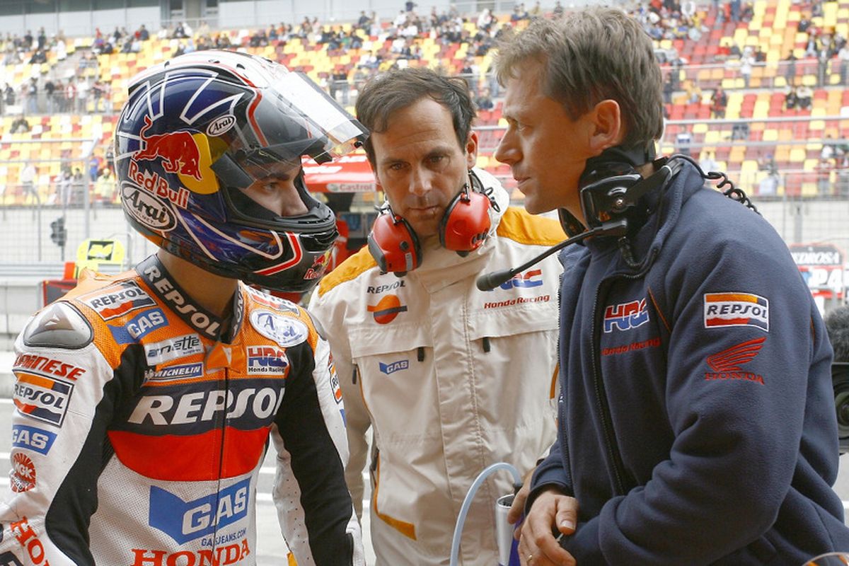 Alberto Puig (tengah), Dani Pedrosa (kiri) dan Mike Leitner (kanan) saat akan menjalani kualifikasi di China 2006 lalu.