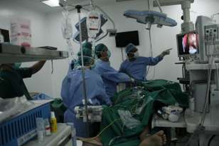 Sejumlah dokter di Rumah Sakit Siloam Manado melakukan operasi tumor otak pertama di Sulawesi Utara.