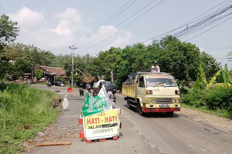 Jalan Kaliwungu-Boja Kendal Longsor, Lalu Lintas Diberlakukan Buka Tutup