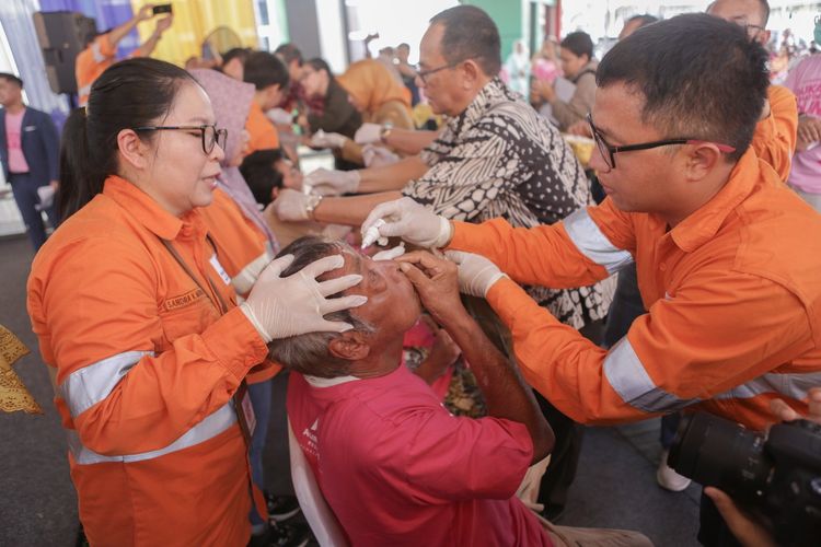 PT Agincourt Resources (PTAR), pengelola Tambang Emas Martabe memulihkan penglihatan masyarakat melalui Rangkaian Operasi Katarak Gratis 2023. Sebanyak 1.310 mata katarak dari 1.235 orang berhasil disembuhkan. Jumlah ini melampaui target awal yang ditetapkan sebanyak 1.000 mata.