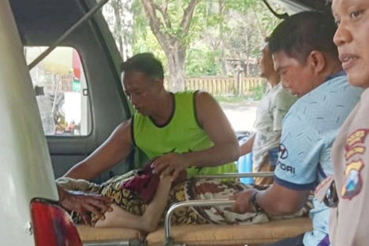 Polisi dan petugas medis mengevakuasi S (55) warga Pamekasan yang ditemukan mengambang di perairan Sampang, Sabtu (21/6/2025). 