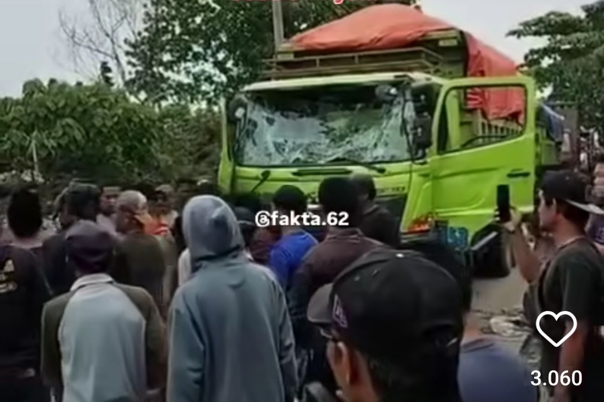 Ini yang Bikin Warga Teluknaga Tangerang Mengamuk dan Rusak Belasan Truk Tanah