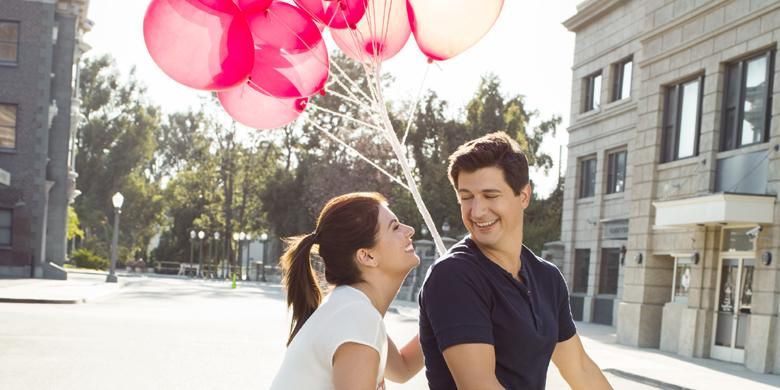 Jack Schuffman (Ken Marino) dan Annie Fletcher (Casie Wilson) dalam salah satu adegan sitkom Marry Me