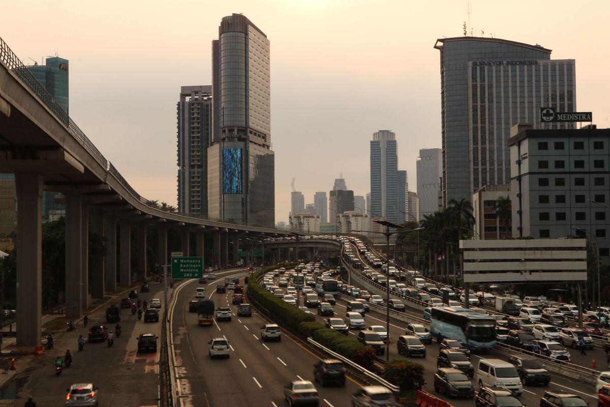 Suasana lalu lintas di ruas Jalan Gatot Subroto, Jakarta, Senin (17/5/2021). Pada hari pertama kerja usai libur Lebaran, lalu lintas Jakarta kembali padat.