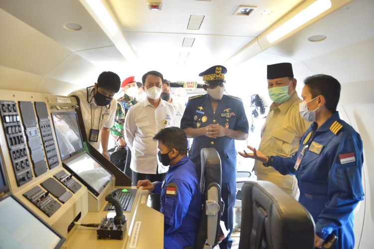 Menteri Pertahanan (Menhan) Prabowo Subianto menyerahkan pesawat karya anak bangsa CN235-220 MPA ke Angkatan Udara Republik Senegal dari Hanggar Fixed Wing PT Dirgantara Indonesia (Persero) atau PT DI, Bandung, Jawa Barat Kamis (18/3/2021).