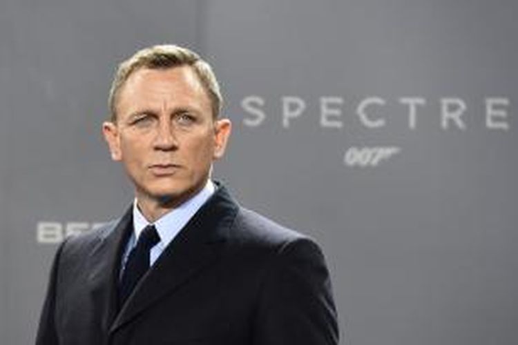 Sebuah foto yang dibikin pada 28 Oktober 2015 di Berlin, Jerman, memerlihatkan aktor Inggris Daniel Craig berpose untuk para fotografer dalam sebuah sesi foto untuk film baru James Bond, Spectre, yang disutradarai oleh Sam Mendes. 