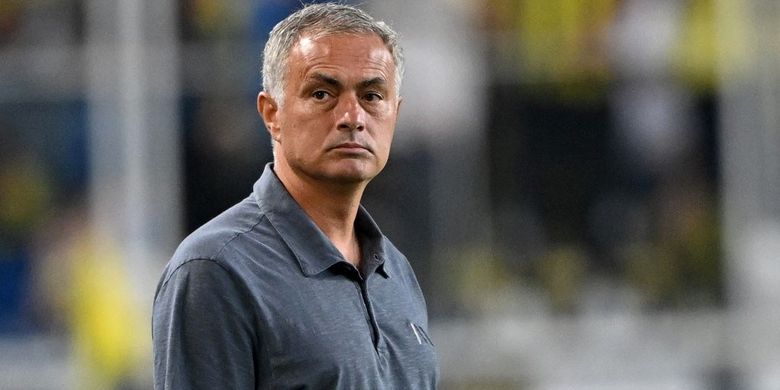 Florentino Pérez menghadiri agenda klub di tengah memanasnya persaingan pemilihan presiden Real Madrid dengan munculnya kandidat Enrique Riquelme. (Photo by Ozan KOSE / AFP)