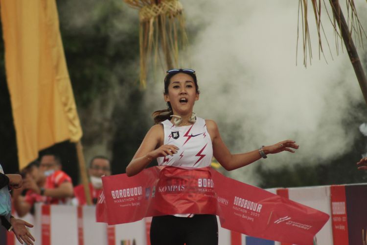 Pemenang Tilik Candi Borobudur Marathon 2021 kategori putri, Chandra Dewi, asal Pematang Siantar.