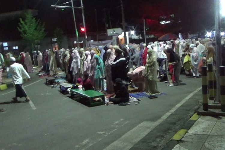 malam pertama Ramadhan, warga Kota Palopo, Sulawesi Selatan, Senin (11/3/2024) malam, memadati Masjid Jami Tua di jalan Andi Djemma Kelurahan Batupasi, Kecamatan Wara Utara.untuk menjalankan shalat tarawih perdana di bulan Ramadan 1445 H.