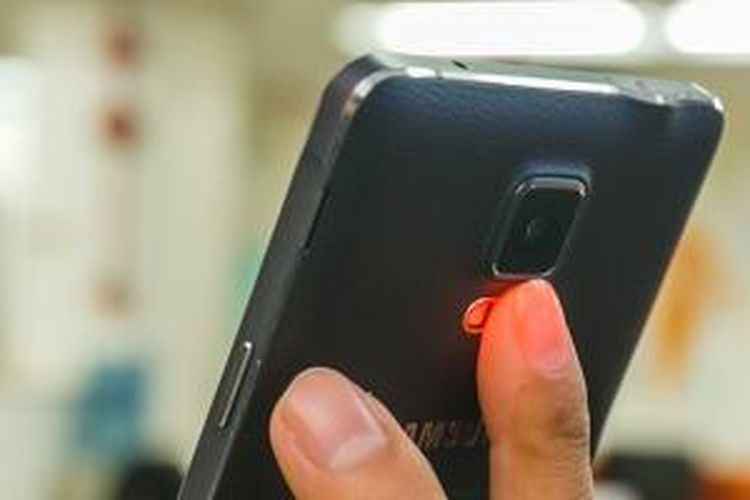 Samsung Galaxy Note 4 dilengkapi dengan sensor yang bisa membaca detak jantung penggunanya.