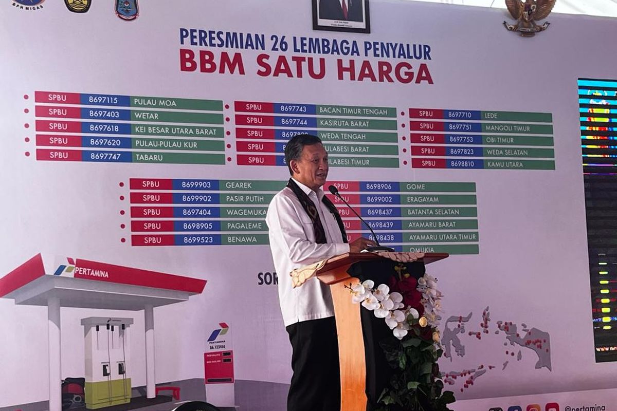 Menteri ESDM Arifin Tasrif dalam acara peresmian 26 lembaga penyalur BBM Satu Harga wilayah Papua dan Maluku di TBBM Pertamina Sorong, Papua Barat Daya, Jumat (24/11/2023).