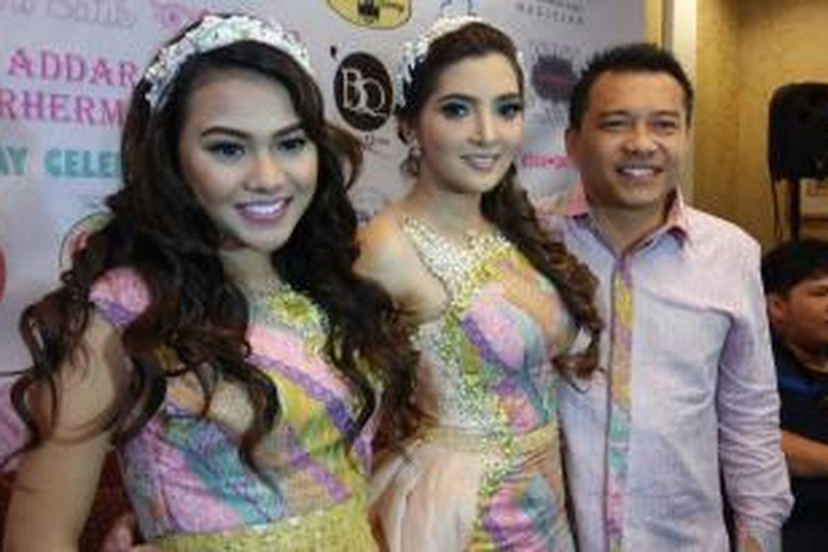 Ashanty diapit Aurel Hermansyah dan suaminya Anang Hermansyah usai pesta ulang tahun putrinya Arsy di Mercantile WTC 1, Jakarta Pusat, Kamis (17/12/2015). 