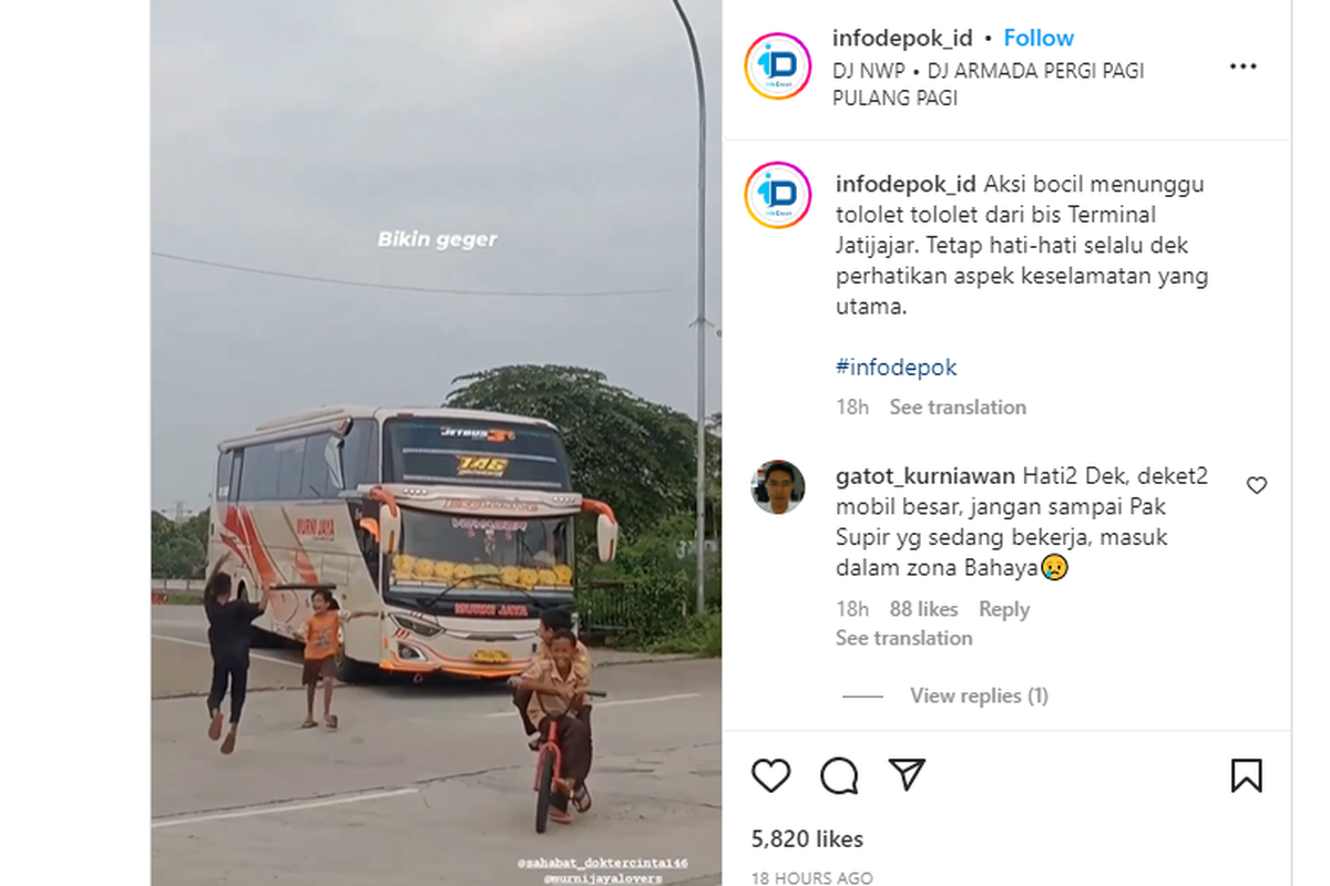 Gerombolan anak kecil di Terminal Jatijajar menunggu bus bunyikan klaksion