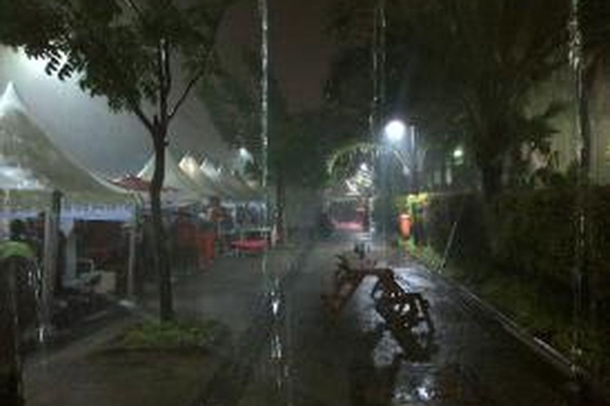 Night Market tiba-tiba diguyur hujan pukul 18.30. Seluruh pengunjung dan pedagang berlarian ke tenda terdekat,Jalan Merdeka Selatan,Jakarta Pusat,Sabtu(5/10/2013)