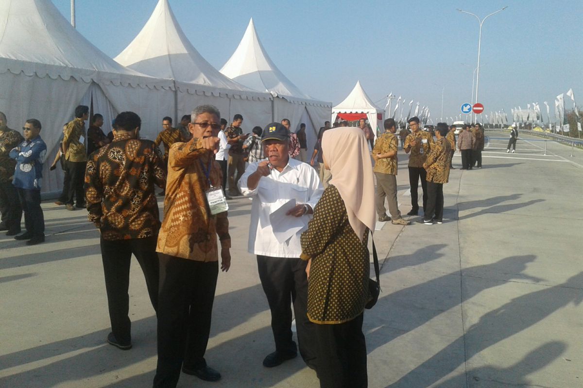 Menteri Pekerjaan Umum dan Perumahan Rakyat (PUPR) Basuki Hadimuljono (tengah) dalam peresmian Jalan Tol Soker sekmen Kartasura - Sragen di Gerbang Tol Ngemplak, Boyolali, Jawa Tengah, Minggu (15/7/2018).