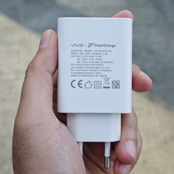 iQoo Z9x menyertakan fast charger 44 watt di dalam kotak kemasannya 