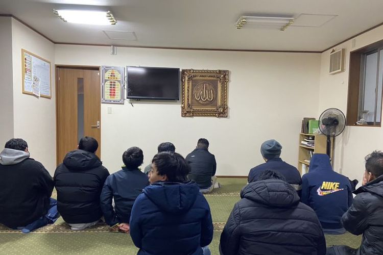 Sejumlah WNI terlihat di Masjid Kanazawa, Prefektur Ishikawa, Jepang, usai menjalankan ibadah salat Isya, pada Senin (1/1/2024) waktu setempat. 