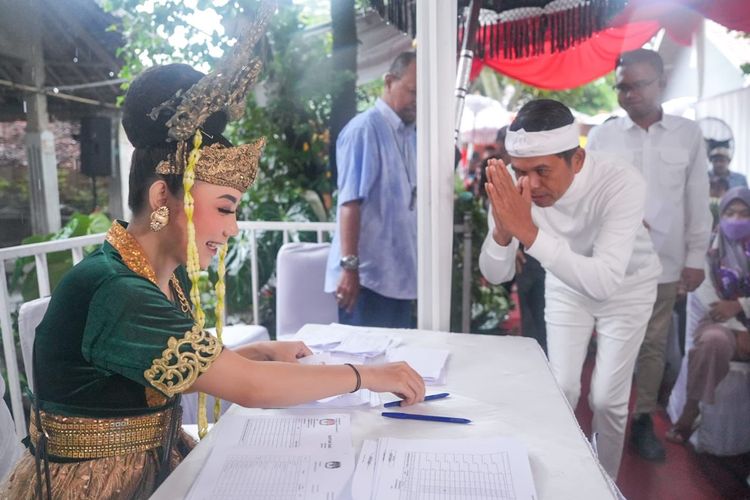 Tempat Pemungutan Suara (TPS) 007, Desa Sawahkulon, Kecamatan Pasawahan, Kabupaten Purwakarta, Rabu (14/2/2024) bertema kerajaan. Salah satunya petugas KPPS mengenakan kostum Nyi Roro Kidul