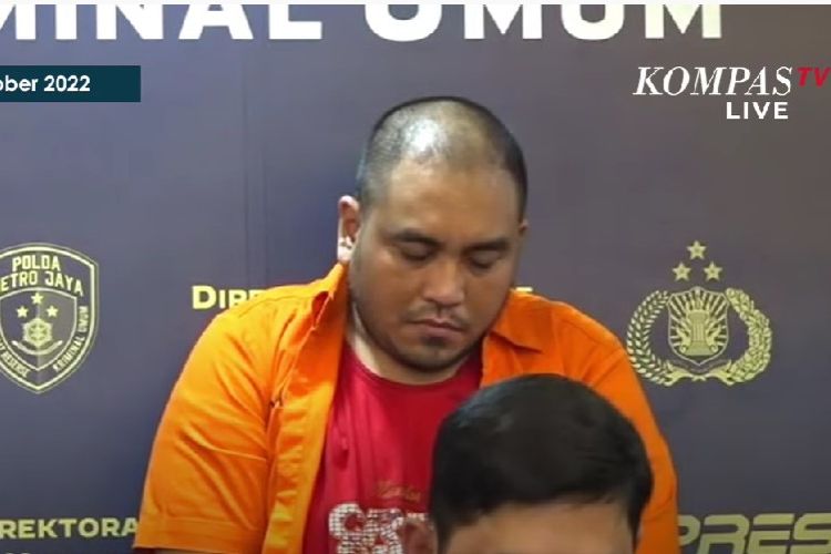 Rudolf Tobing, tersangka pembunuhan Ade Yunia Rizabani, hanya menunduk dan terdiam saat konferensi pers di Polda Metro Jaya, Senin (24/10/2022).