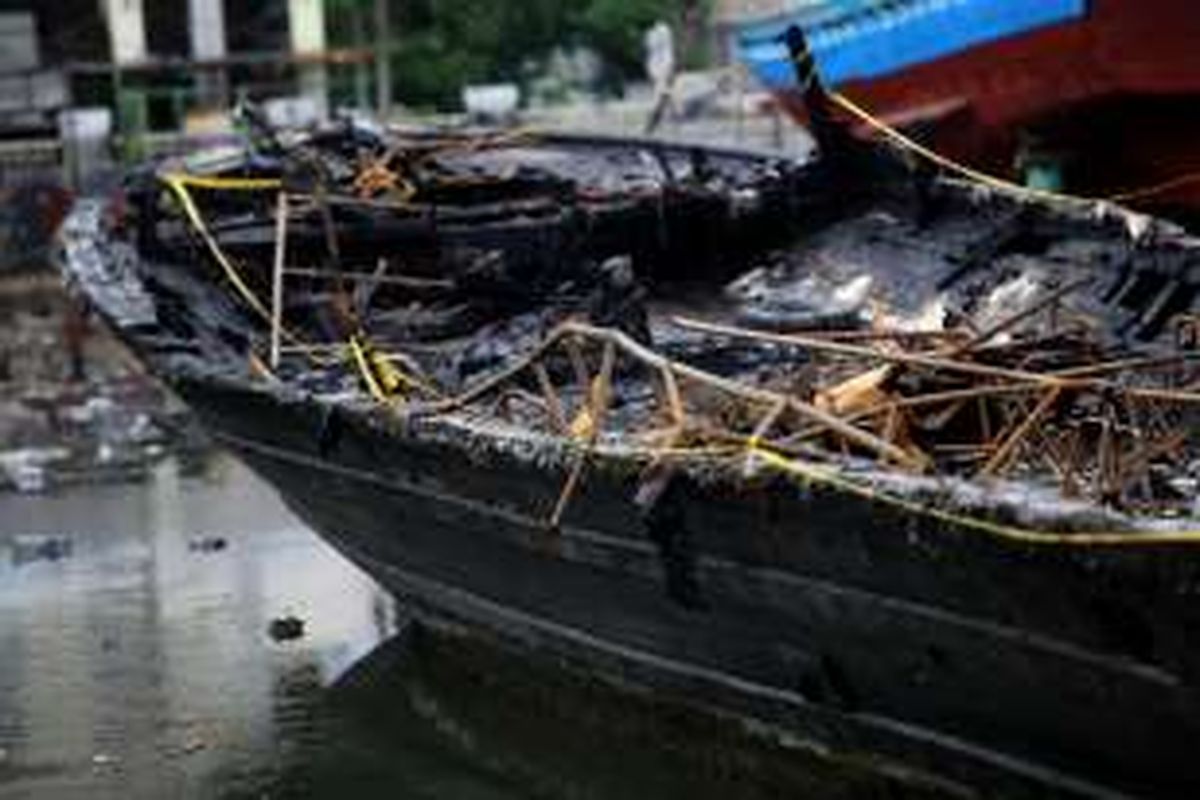 Bangkai kapal Zahro Express dipindahkan ke Docking Kapal Perikanan di Muara Angke, Jakarta Barat, Kamis (5/1/2017). Kapal Zahro Express yang sedang berlayar dari Pelabuhan Muara Angke menuju Pulau Tidung mengalami kebakaran pada Minggu (1/1/2017). Sedikitnya 23 penumpang tewas, beberapa luka-luka, dan sekitar 17 orang belum ditemukan.