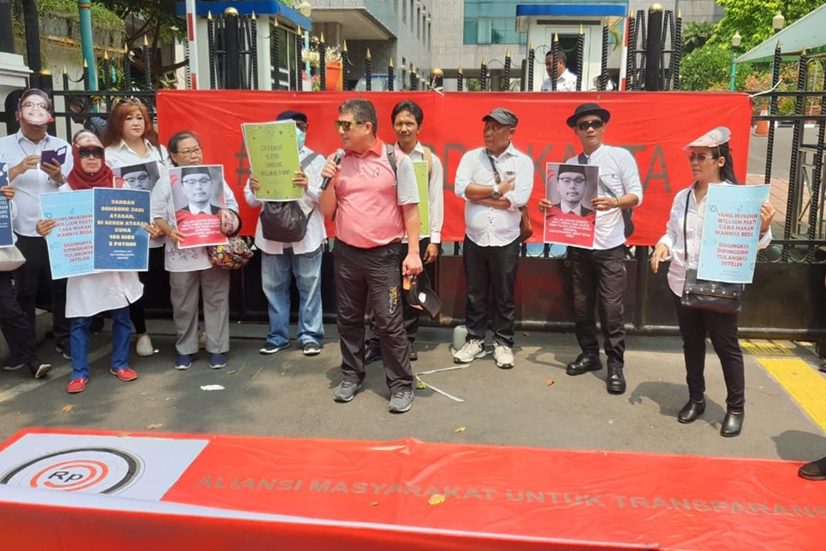 Sejumlah warga yang mengatasnamakan Aliansi Masyarakat untuk Transparansi menggelar aksi di depan Gedung Dewan Perwakilan Rakyat Daerah (DPRD) DKI Jakarta, Jalan Kebon Sirih, Jakarta Pusat,   Rabu (4/12/2019)