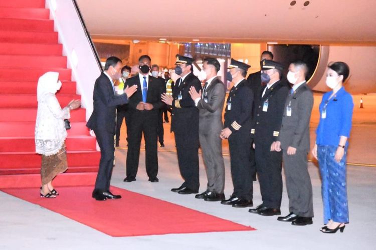 Presiden Joko Widodo dan Ibu Iriana Jokowi tiba di Bandara Internasional Soekarno-Hatta pada Jumat (29/7/2022) dini hari setelah menyelesaikan kunjungan kerja ke China, Jepang, Korea Selatan sejak Senin (25/7/2022) lalu. 