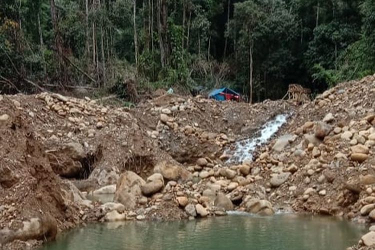Lokasi penambangan emas ilegal dalam Taman Nasional Kerinci Seblat (TNKS).