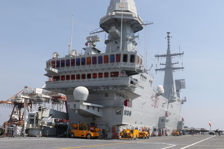 Dek kapal induk AL Italia, Cavour di Tanjung Priok, Jakarta, Selasa (17/9/2024).