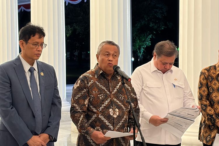 Rupiah Melemah ke Level 17.400, Bos BI Sebut Karena Faktor Global dan Musiman