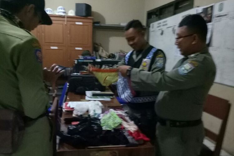 Petugas Satuan Polisi Pamong Praja (Sat Pol PP) Kebupaten Purbalingga, Jawa Tengah, menemukan puluhan pakaian dalam wanita dalam kantung plastik, Selasa (24/7/2018)