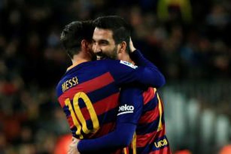 Arda Turan (kanan) mendapat bisikan dari Lionel Messi saat merayakan gol Barcelona ke gawang Espanyol pada babak 16 besar Copa del Rey di Stadion Camp Nou, Rabu (6/1/2016). 