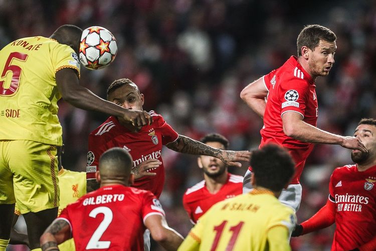 Bek Liverpool Ibrahima Konate menyundul bola yang kemudian menghasilkan gol gawang Benfica dalam laga perempat final Liga Champions di Estadio do SL Benfica, Rabu (6/4/2022) dini hari WIB.