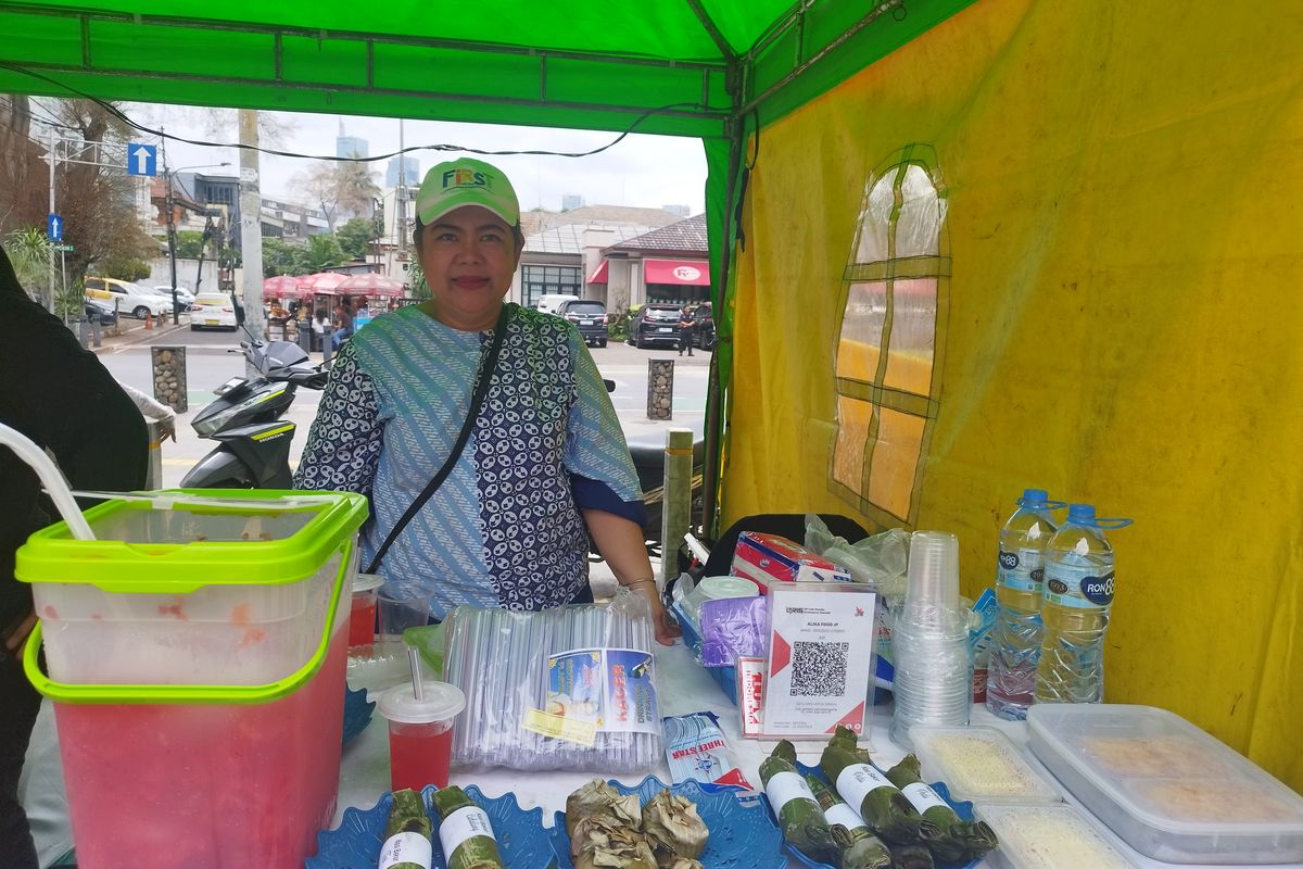Pemilik UMKM Alika Food Mega Murhatini (49) saat Bazaar Jakpreneur di Taman Ismail Marzuki (TIM), Menteng, Jakarta Pusat, Senin (26/2/2024).