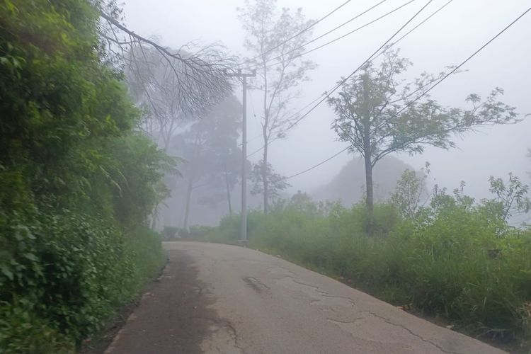 Perjalanan pulang dari Curug Citambur, Kabupaten Cianjur, Jawa Barat. Jarak pandang berkendara kian pendek karena kabut semakin turun saat sore hari.