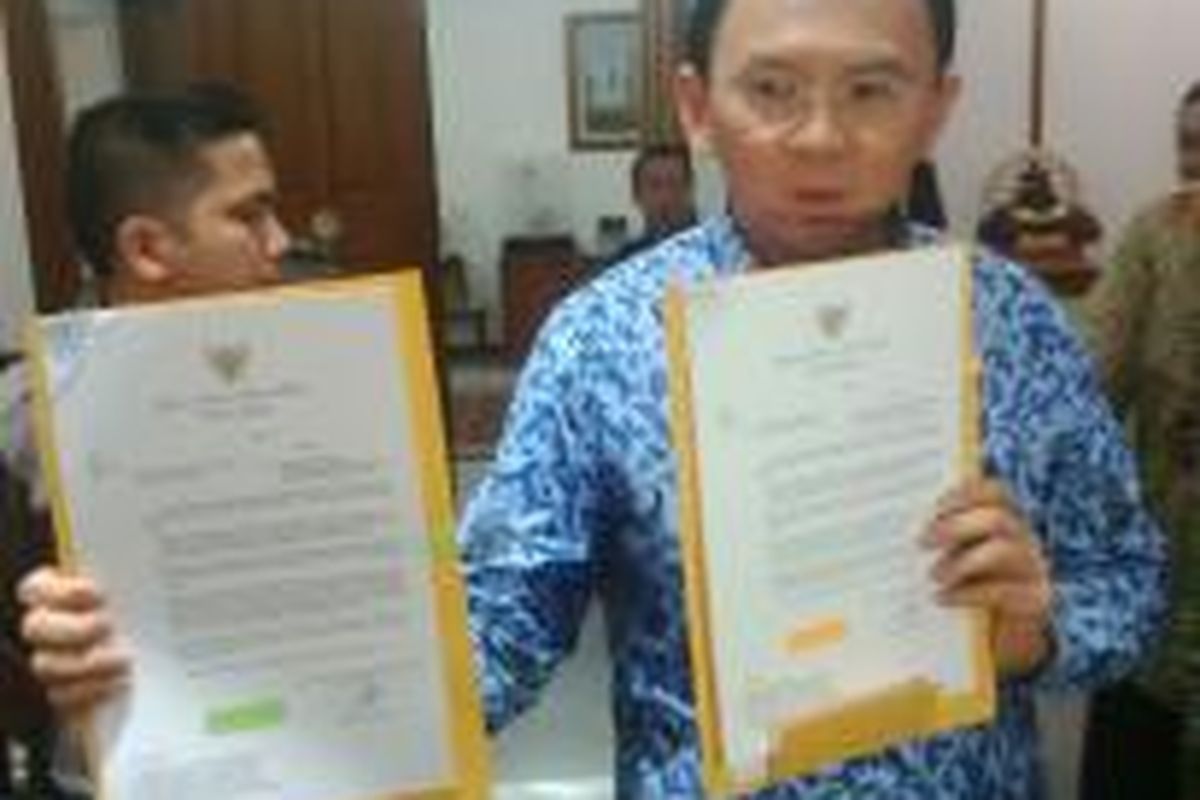 Pelaksana Tugas (Plt) Gubernur DKI Jakarta Basuki Tjahaja Purnama menunjukkan surat rekomendasi pembubaran Front Pembela Islam di Balaikota, Senin (10/11/2014).  