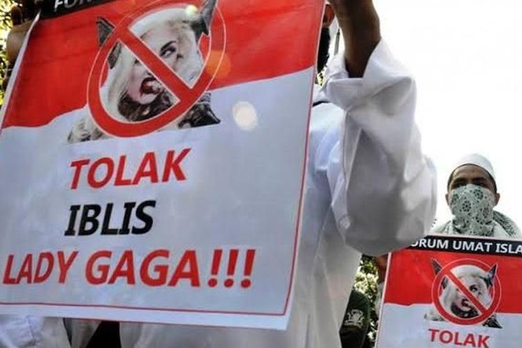 Massa Forum Umat Islam saat berunjuk rasa menolak Lady Gaga di Jakarta, Jumat (25/05/2012).
