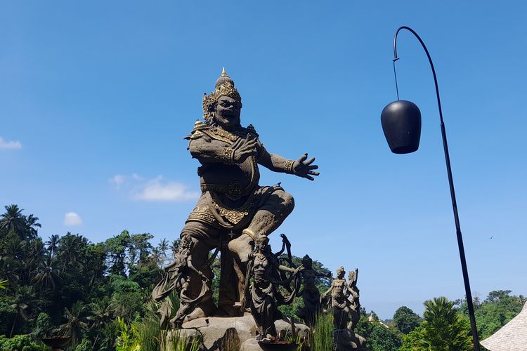 Patung Kumbakarna di The Kayon Valley Resort Ubud, Bali.