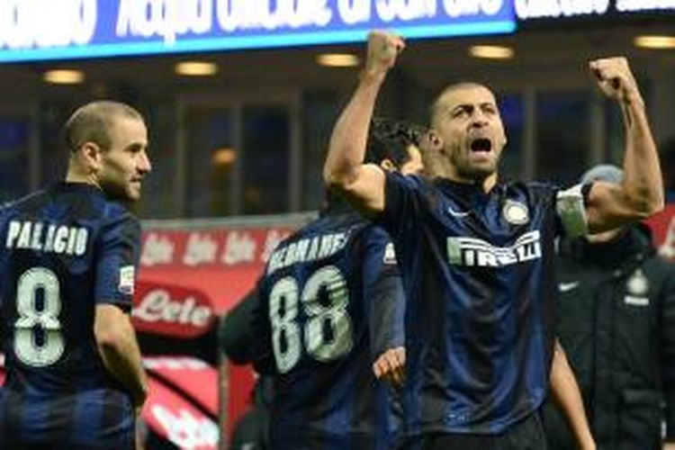 Bek Inter Milan, Walter Samuel, merayakan golnya seusai membobol gawang Sassuolo dalam lanjutan Serie-A, Minggu (9/2/2014)