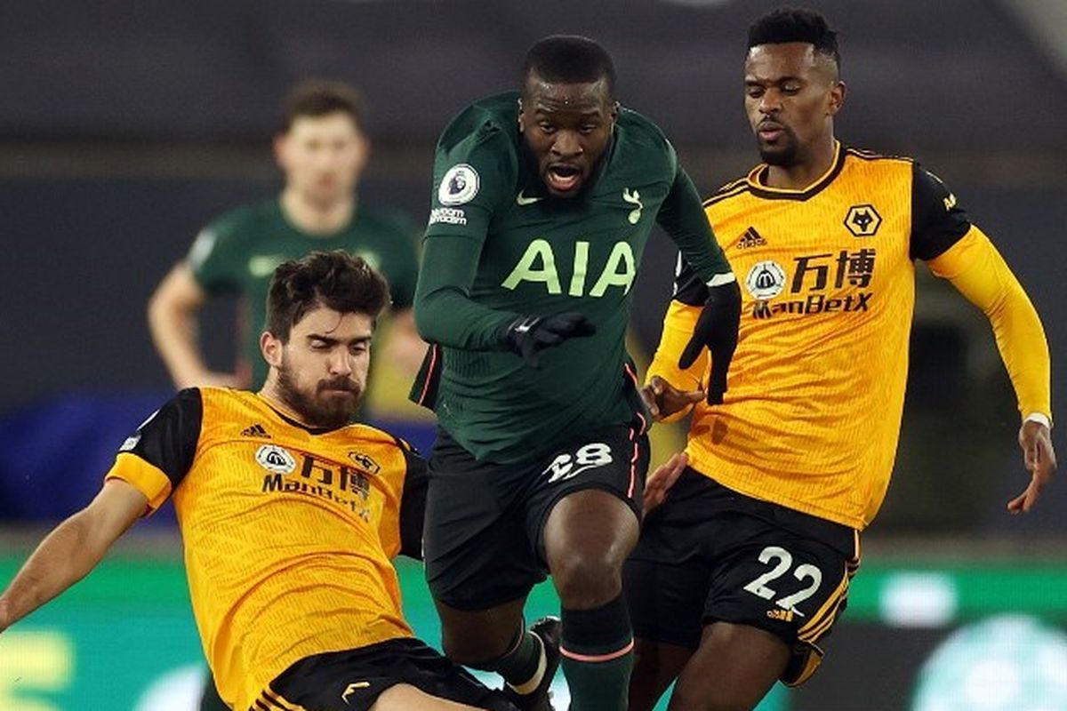 Tanguy Ndombele berduel dengan Ruben Neves dan Nelson Semedo dalam laga Wolves vs Tottenham pada pekan ke-15 Liga Inggris 2020-2021 yang digelar di Stadion Molineux, Minggu (27/12/2020) malam waktu setempat.