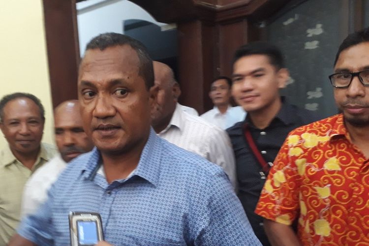 Ketua Ikatan Keluarga Besar Papua Surabaya, Piter Frans Rumaseb, di Mapolda Jatim Senin (19/8/2019)